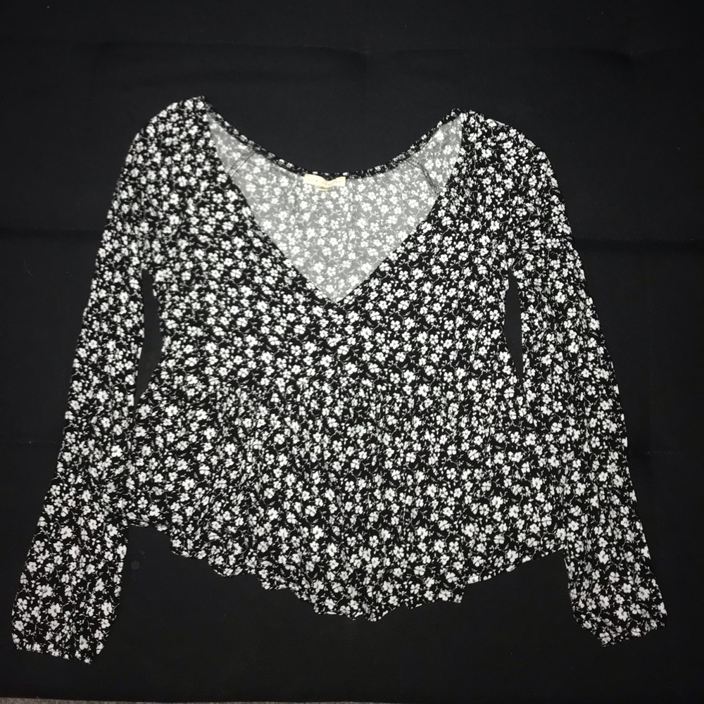 L.A Hearts black and white flower v-neck top